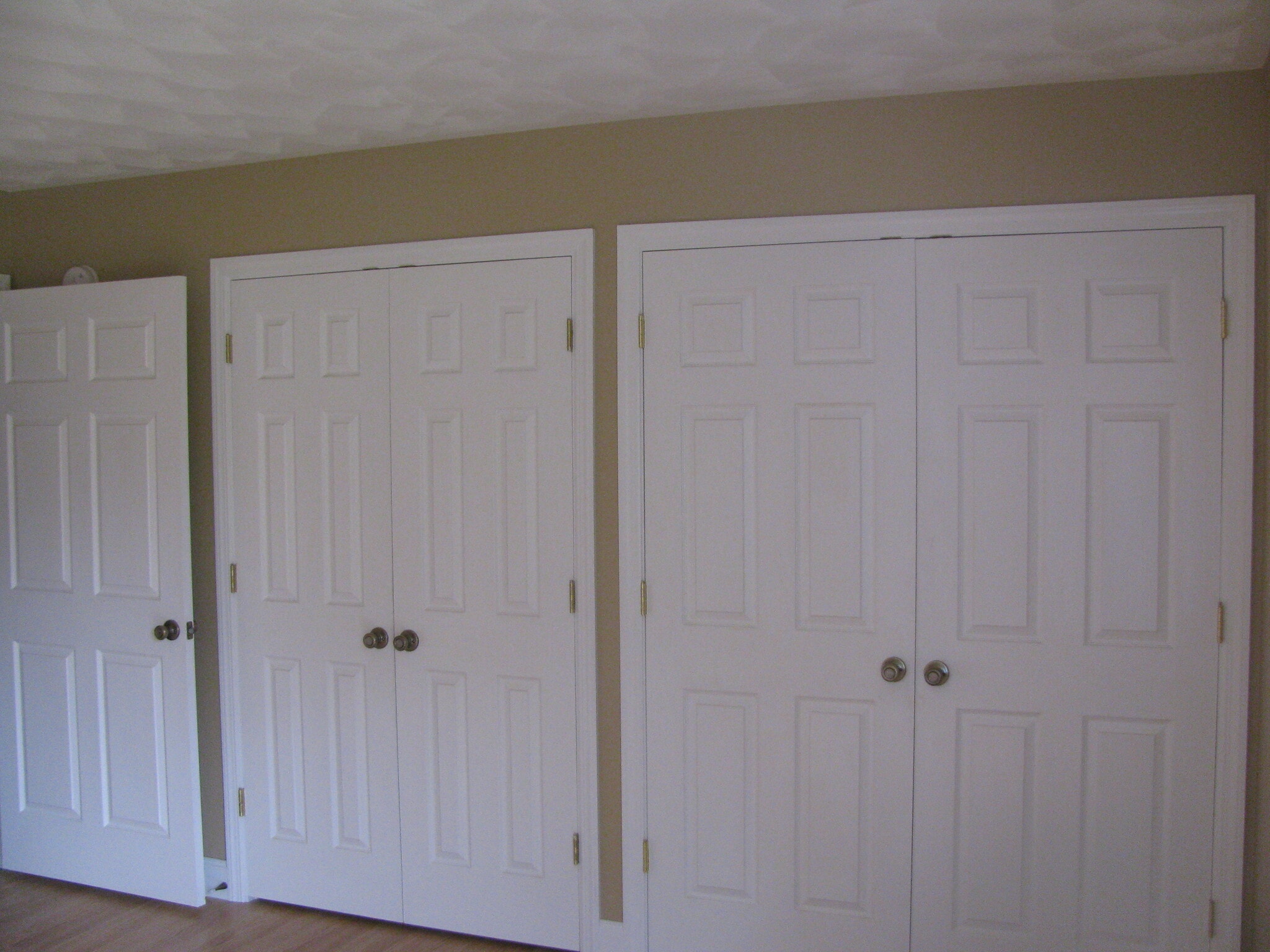 Building Photo - 1561 W Southern Ave