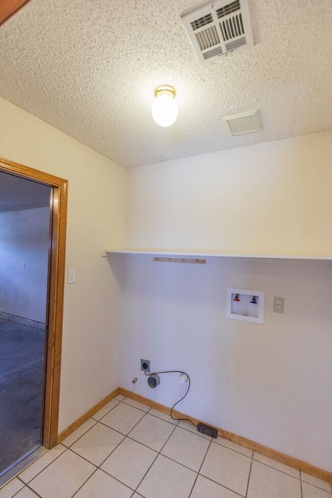 Building Photo - 3 Bedroom 2 Bath Home