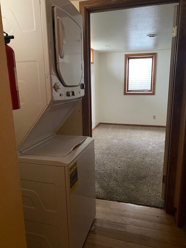 Building Photo - Midtown Three Bedroom Basement Space for R...