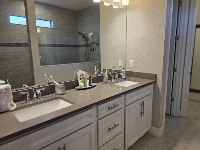 Building Photo - 527 SE Vallarta Dr