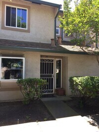 Building Photo - 2 Bedroom 1.5 Bath updated Condo