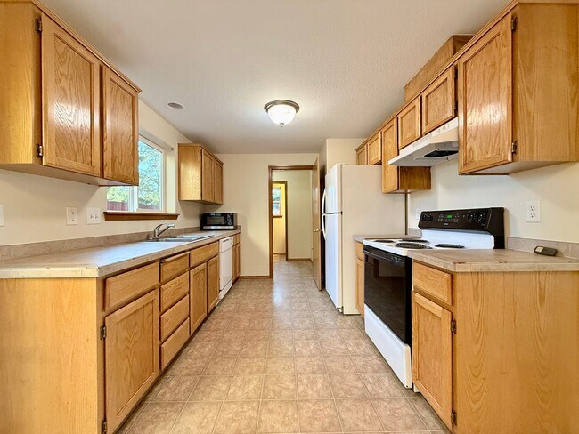 Building Photo - **$500 OFF THE FIRST MONTH'S RENT** Spacio...