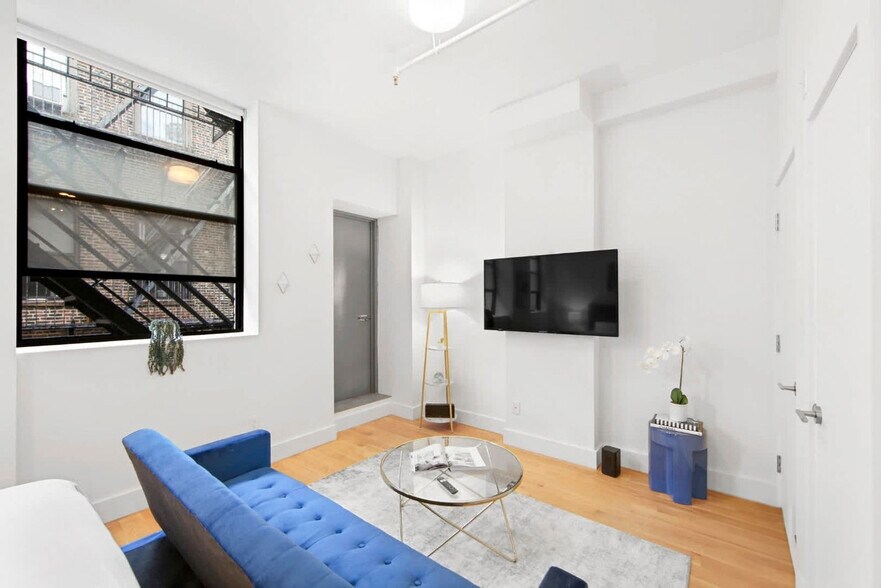 Building Photo - 517 W 45th St