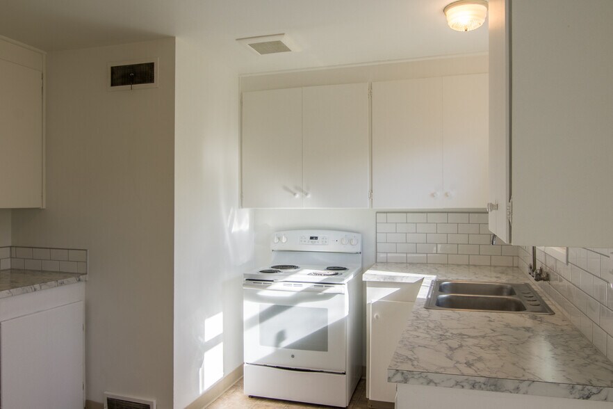 Building Photo - 8608 SE Bybee Blvd