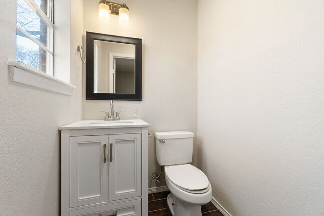 Building Photo - 909 Essex St