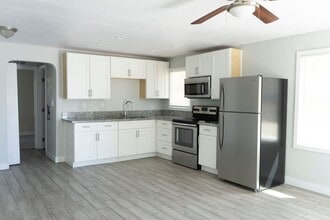 Building Photo - 1 Bedroom Modern House