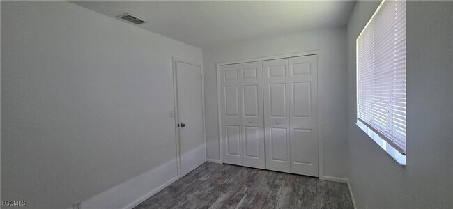 Building Photo - 933 SE 23rd Pl