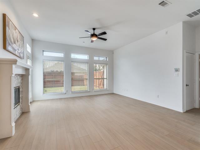 Building Photo - 8017 Ship St