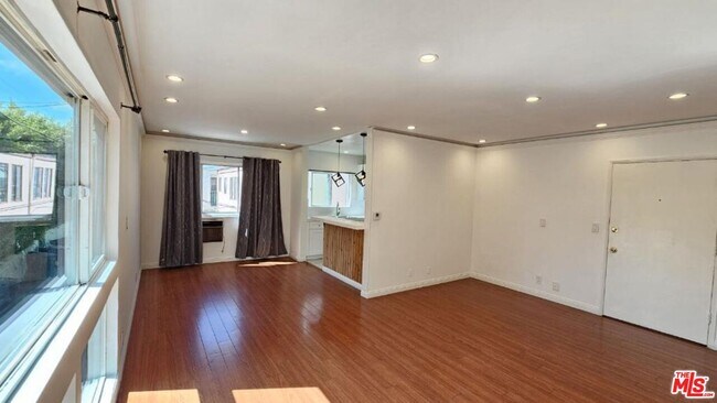 Building Photo - 348 Rexford Dr