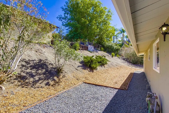 Building Photo - 9145 Fanita Rancho Rd