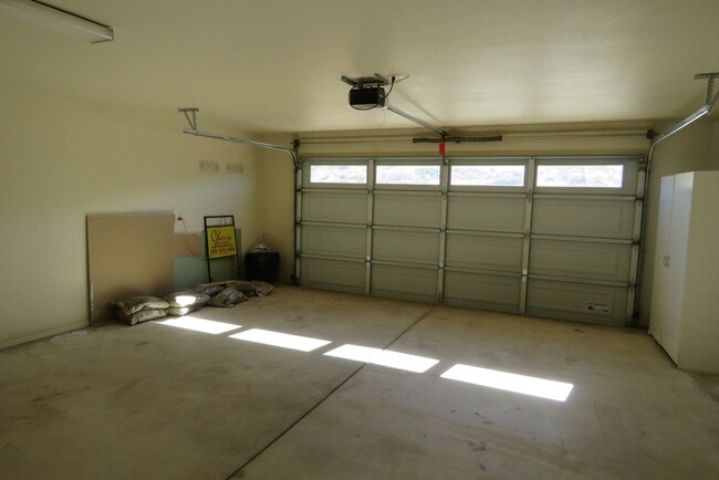 Building Photo - Beautiful 3/2 home in Friendly Hills!