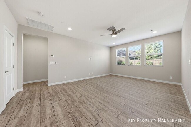 Building Photo - 5 Lilla Rosa St