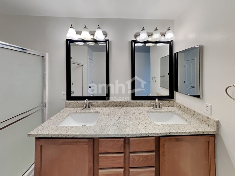 Building Photo - 784 N Highlands Grove Ln