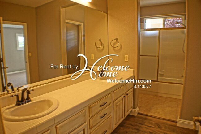 Building Photo - 4742 Village Green Pkwy