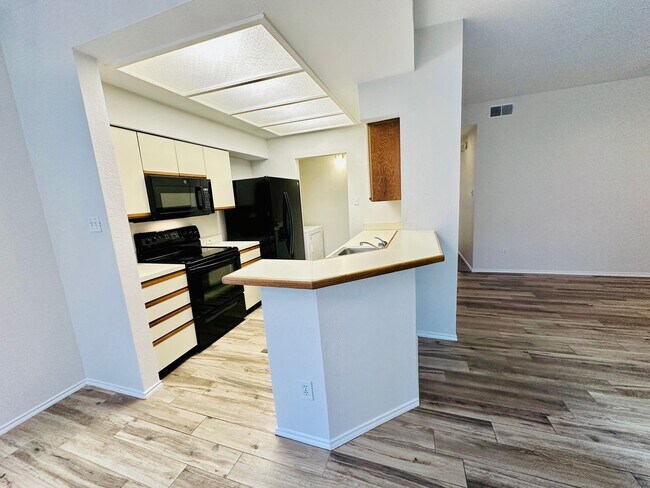 Building Photo - Charming 2 Bed 2 Bath Condo with Nature Vi...
