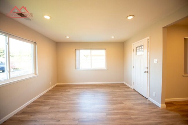 Building Photo - 2358 Patricia Dr