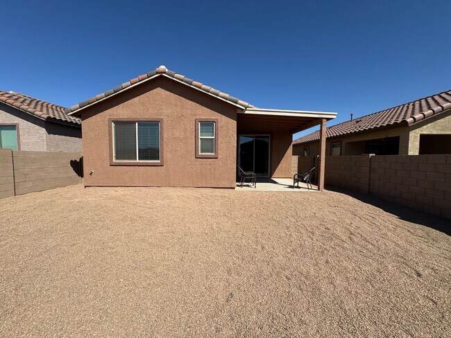 Building Photo - Like New Northwest 3 Bedroom