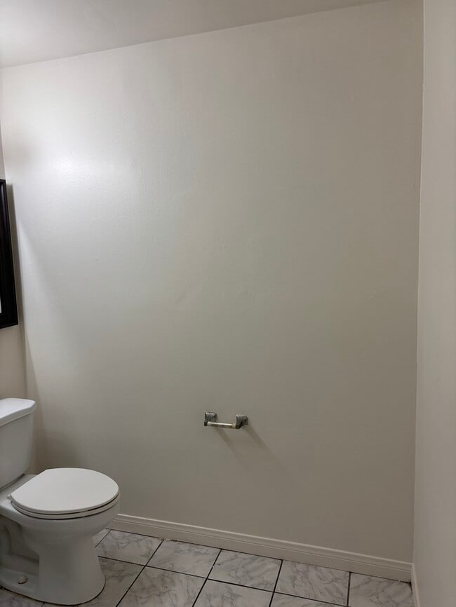 Building Photo - Pet-Friendly Spacious 4-Bedroom Condo in G...