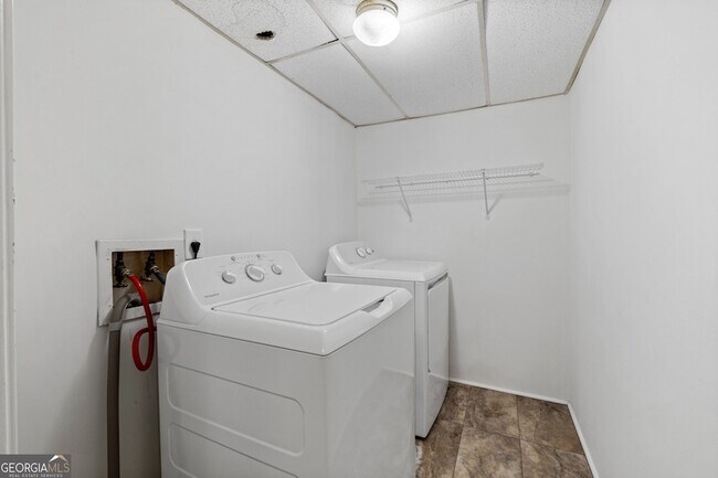 Building Photo - 880 Winfield Ct
