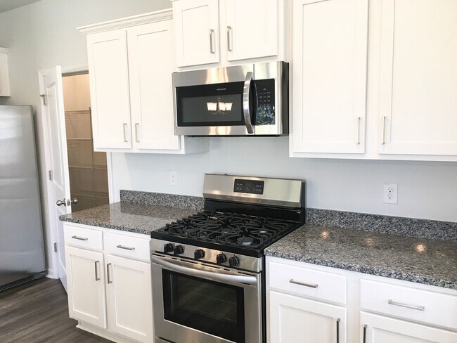 Building Photo - 4 Bedroom 2.5 Bath House in McKewn - Ladson