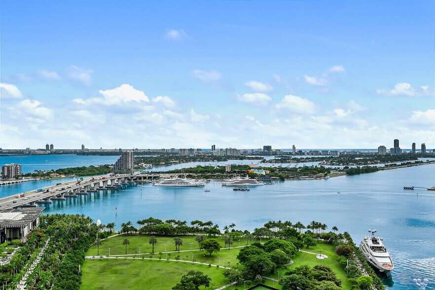 Building Photo - 900 Biscayne Blvd