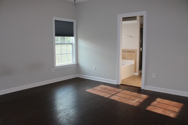 Building Photo - 241 Vinewood Pl