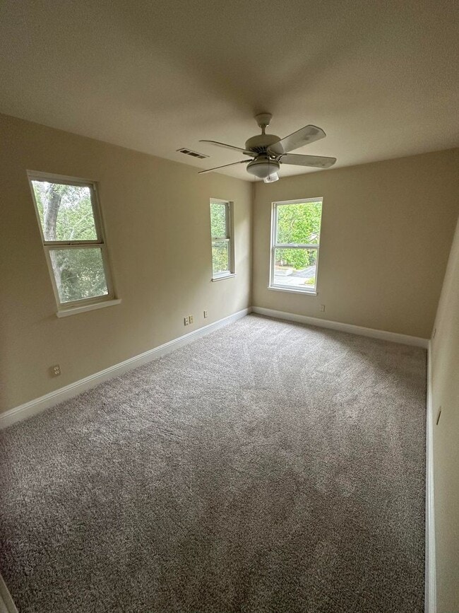 Building Photo - Stunning 4 Bedroom, 3 Bath Single Family Home with Spacious Yard - Available July 15th!
