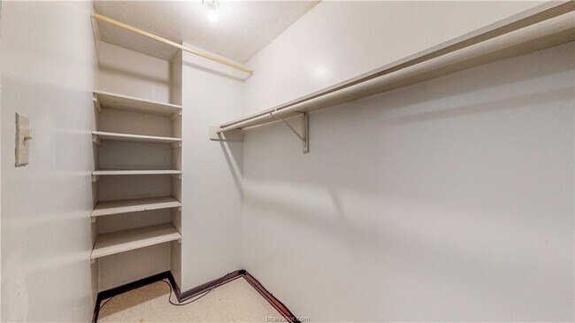 Building Photo - 725 Peppertree Dr