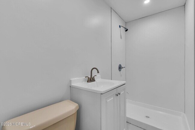 Building Photo - 1094 June Ct