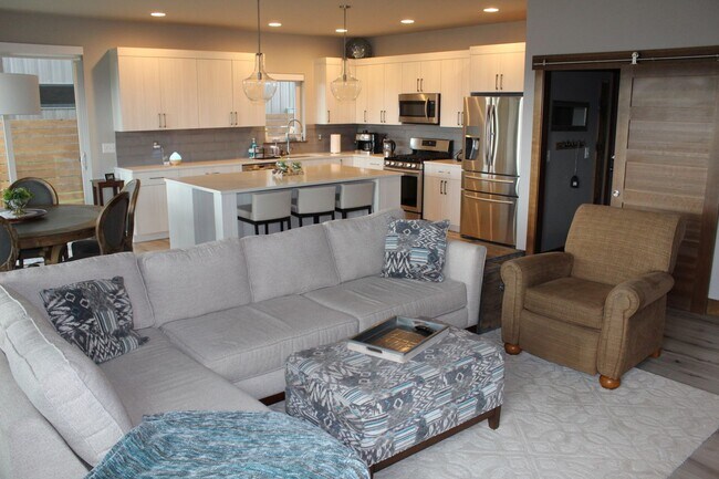 Building Photo - Stunning Fully Furnished Townhome with Lake Views