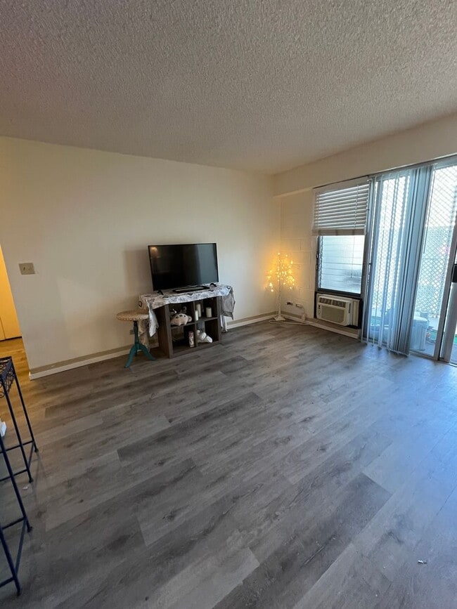 Building Photo - Charming Makiki Studio w/ Parking and in unit W/D $1600 AVAILABLE NOW