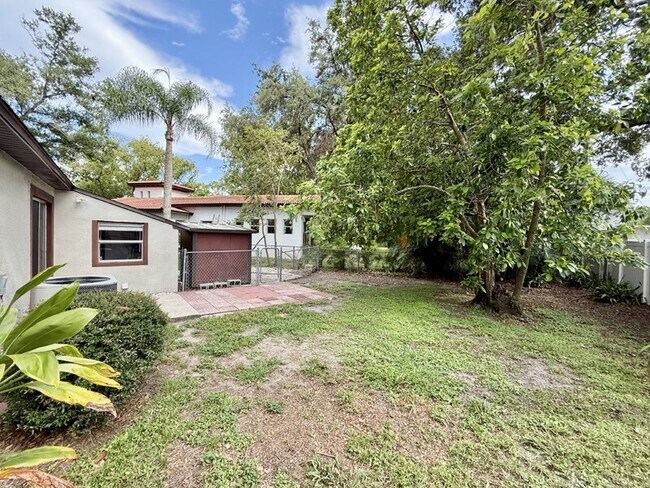 Building Photo - 1502 W Country Club Dr