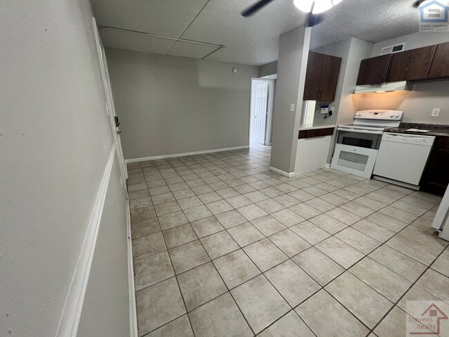 Building Photo - 915 S Seminole Dr