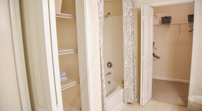 Building Photo - Your Dream Home! – Style, Comfort & Luxury...
