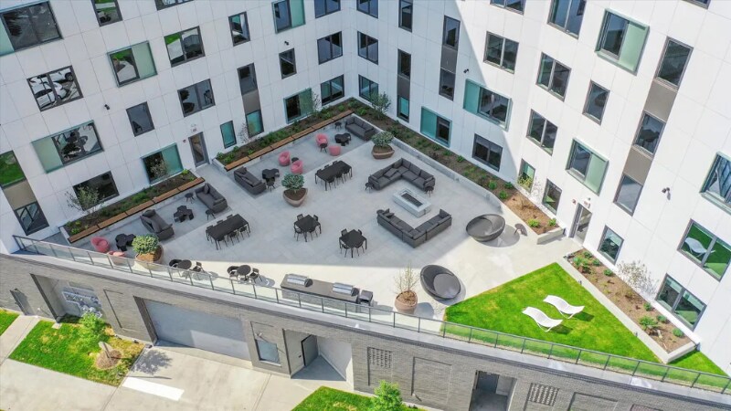 Building Photo - 672 N May St