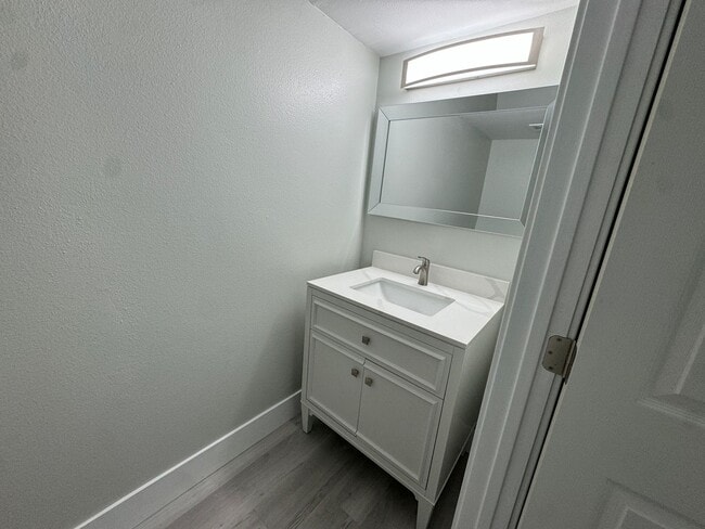 Building Photo - Fully renovated Condo