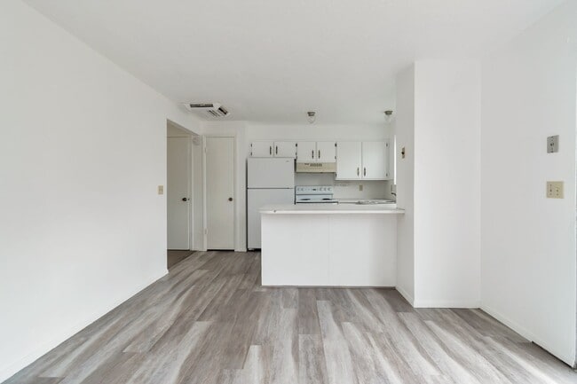 Building Photo - Spacious West Valley Duplex