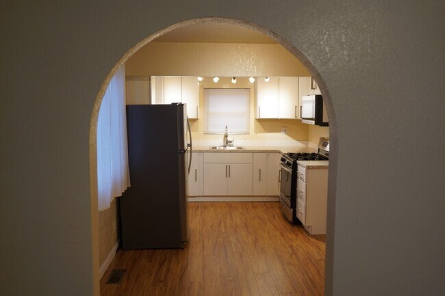 Building Photo - Spacious 3 bedroom, 1 bathroom renovated home