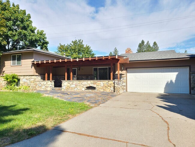 Building Photo - $2,400.00 - 4 Bed / 2 Bath Home in Upper South Hill with Large Backyard