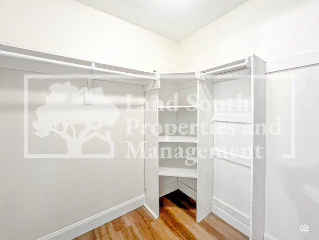 Building Photo - 817 W Carole St