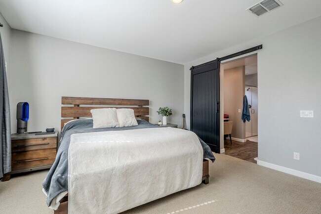 Building Photo - 9935 E Thornbush Ave