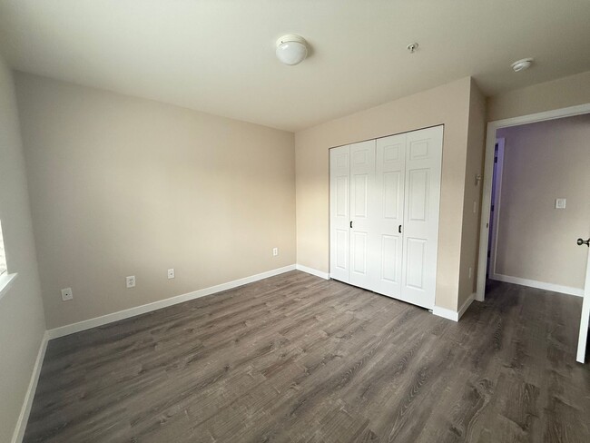 Building Photo - Move-In Ready! Renovated Modern 2BD/1BTH E...