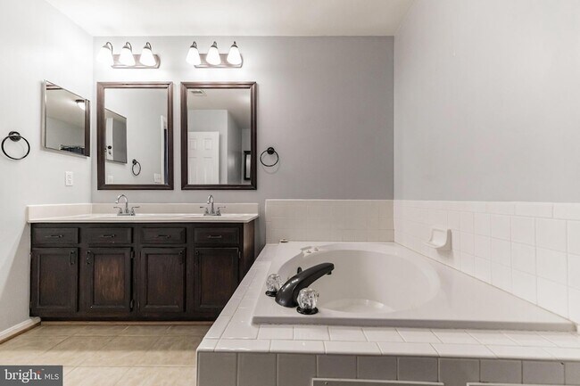 Building Photo - 9 Sharon Ln