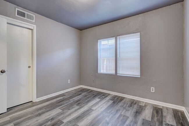 Building Photo - Stunning 3-Bedroom Property / With Shelter