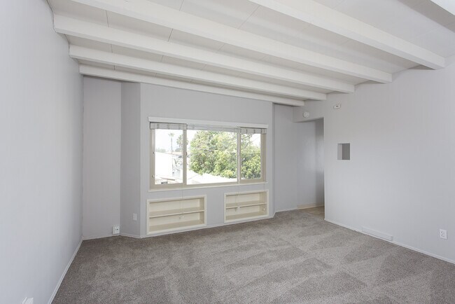 Building Photo - Rare Studio in La Jolla Village with Onsit...