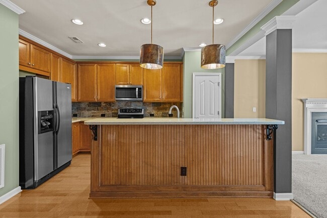 Building Photo - Gorgeous 3 Bedroom Townhome w/ Premium Finishes & Amenities - Pet Friendly!