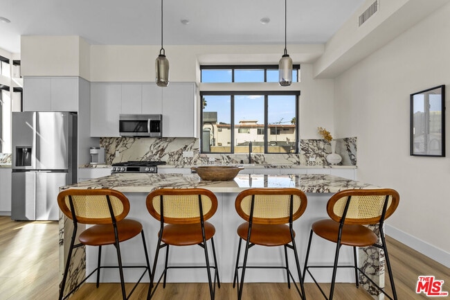 Building Photo - 1318 1/2 N Vista St