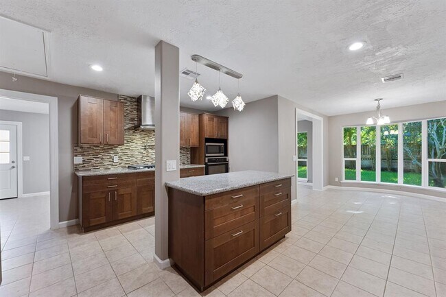 Building Photo - 11 Whittier Dr