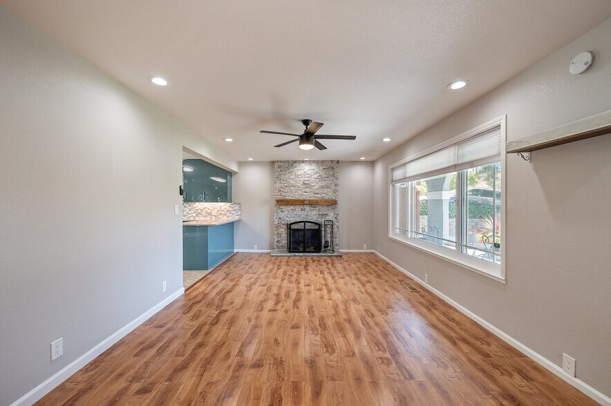 Building Photo - 3661 Slopeview Dr