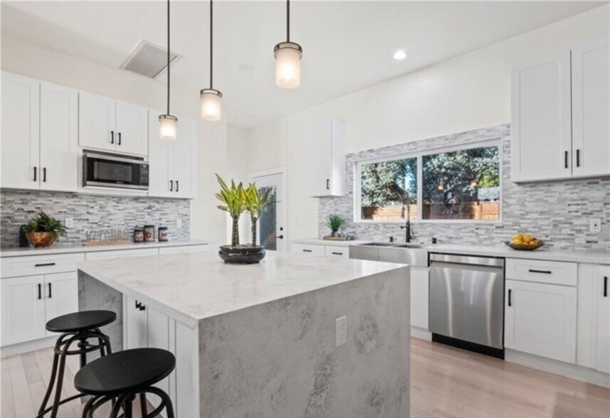 Building Photo - 17601 Rhoda St